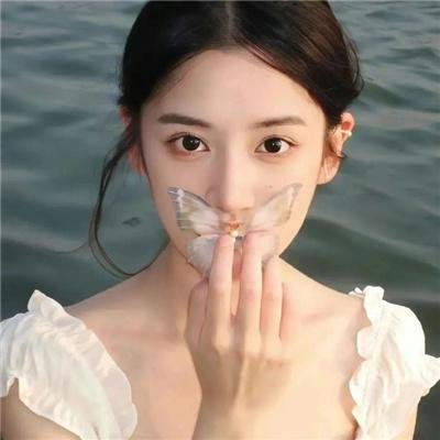 出墙红杏两家春