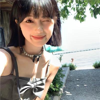 一个唱歌，另一个不唱歌